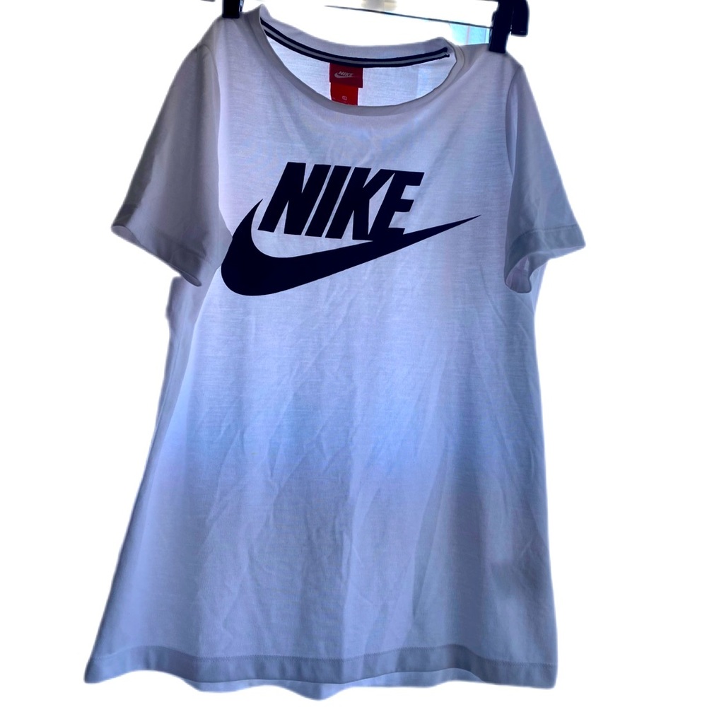 Nike Short sleeve shirt. Size M. New without tags.